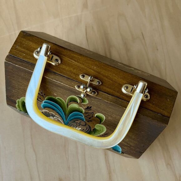 Vintage 1977 Hand-Painted Folk Art Box Purse w/ Lucite Handle – Signed R.Y.R.K. - Picture 6 of 14